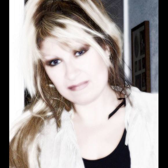 Meet your Posher, Lory - Picture 1 of 1